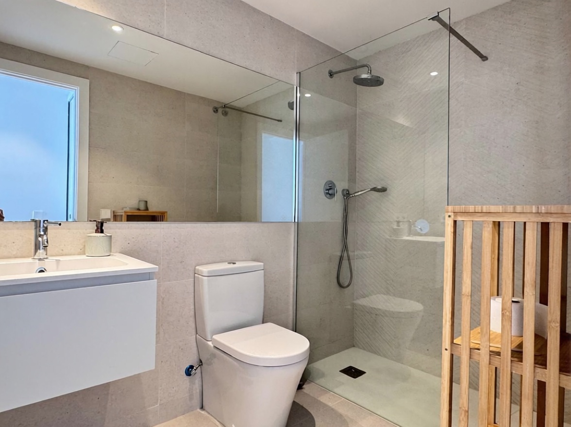 Wohnung zum Verkauf in direkter Strandlage in L'Escala — Bad
