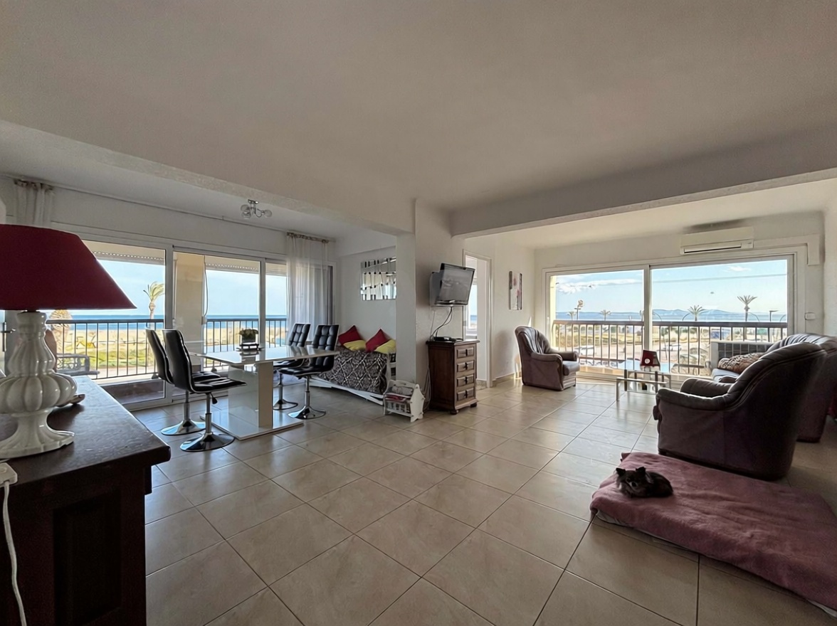 Apartamento à venda pé na areia em Empuriabrava — Sala