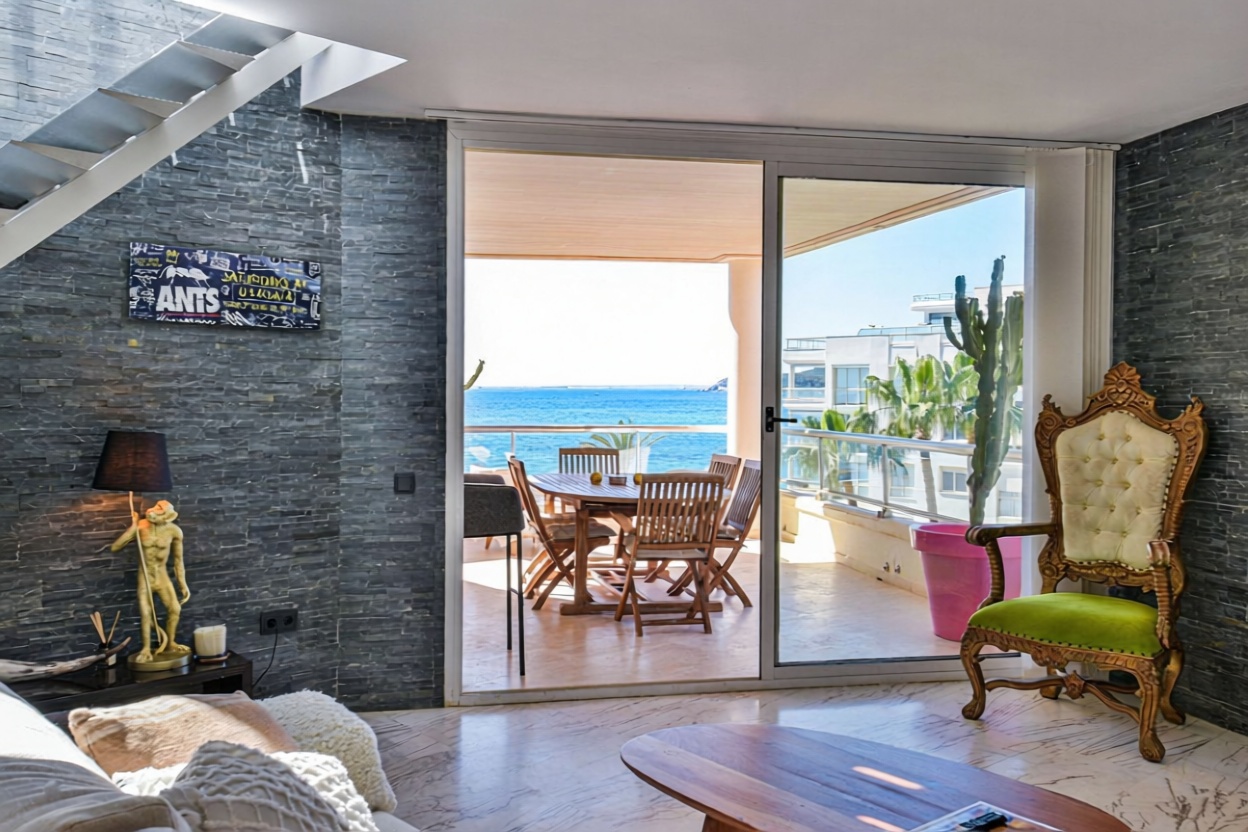 Wohnung zum Verkauf in direkter Strandlage in Eivissa — Wohnzimmer