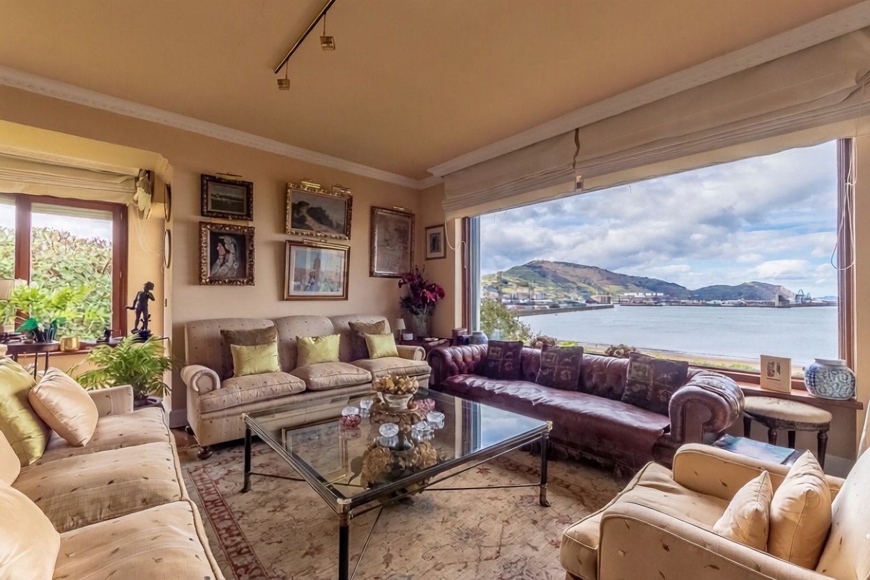 Chalet zum Verkauf mit direktem Strandzugang in Getxo