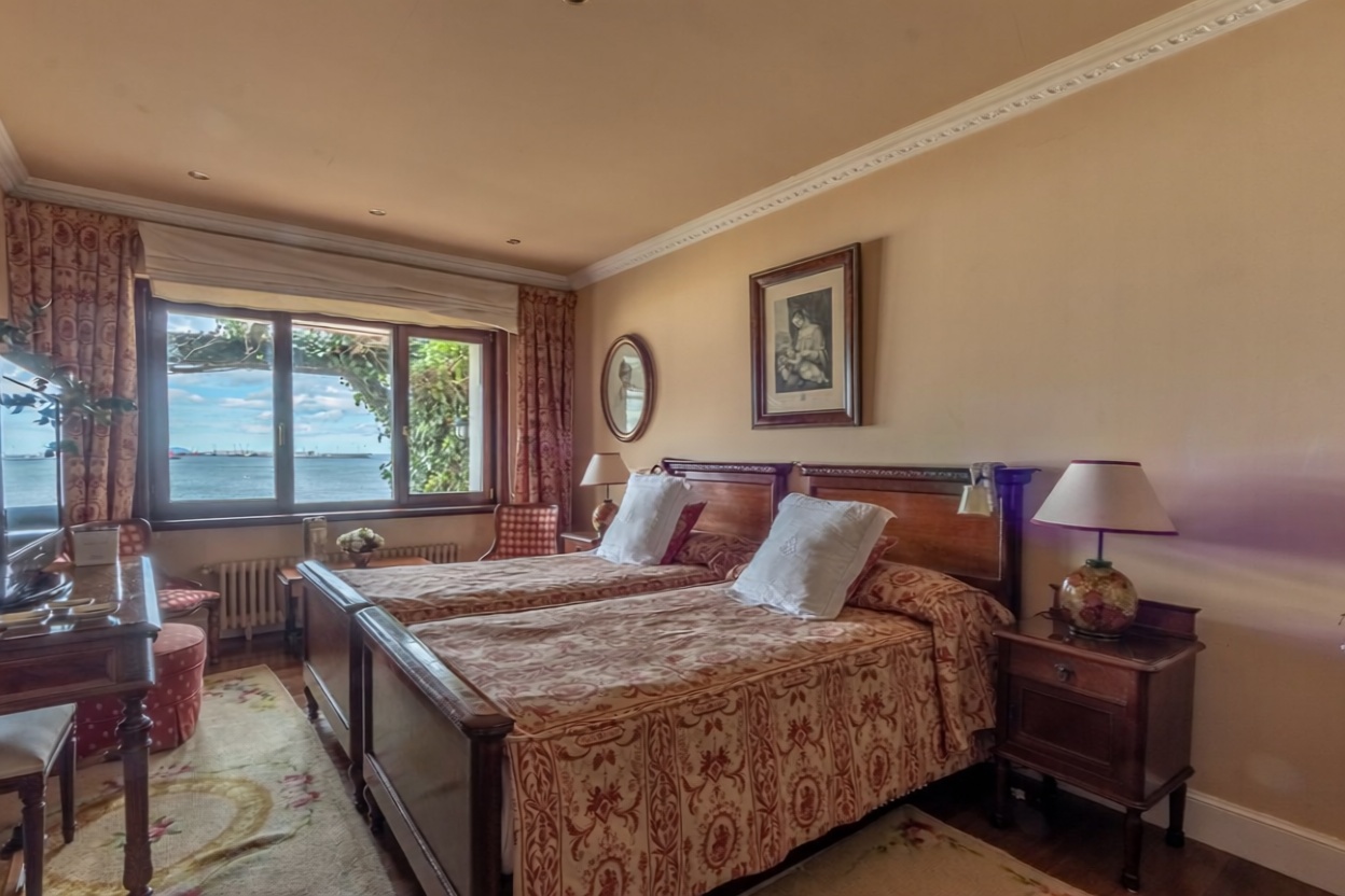 Chalet zum Verkauf mit direktem Strandzugang in Getxo