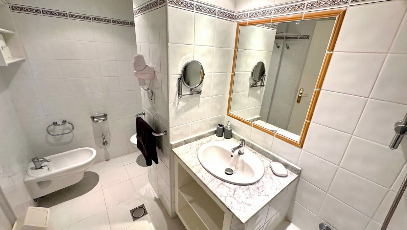 Estudio en venta en primera línea de playa en Puerto de la Cruz — Baño