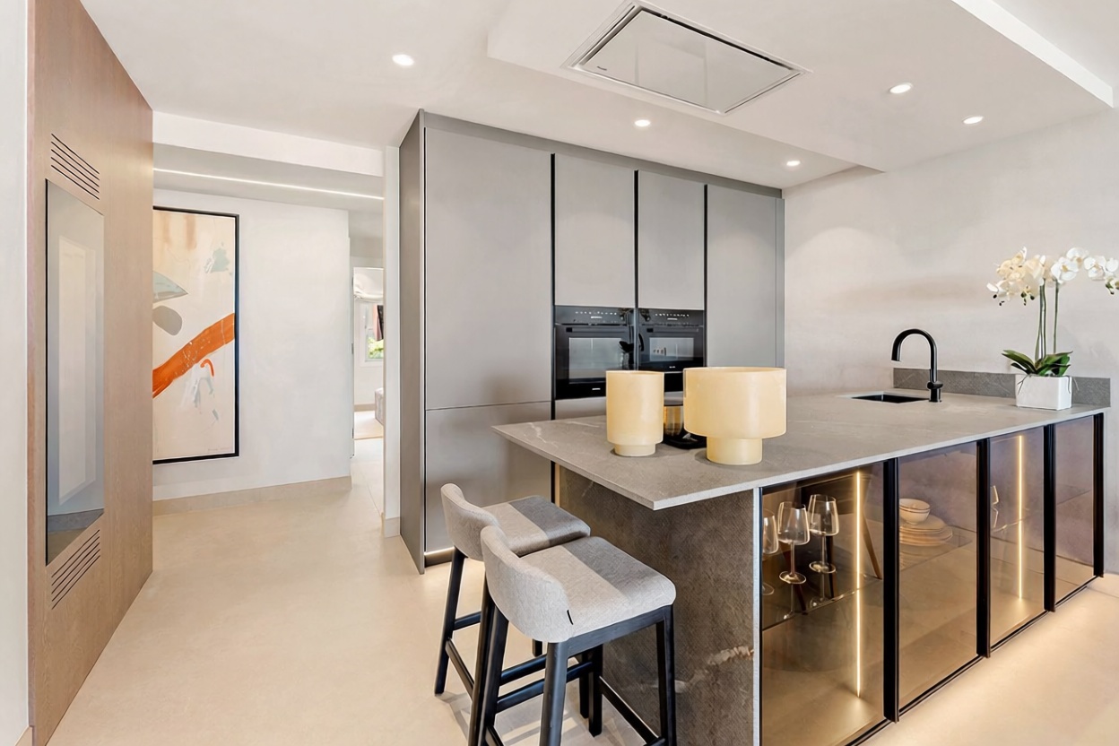 Piso en venta en primera línea de playa en Estepona — Cocina