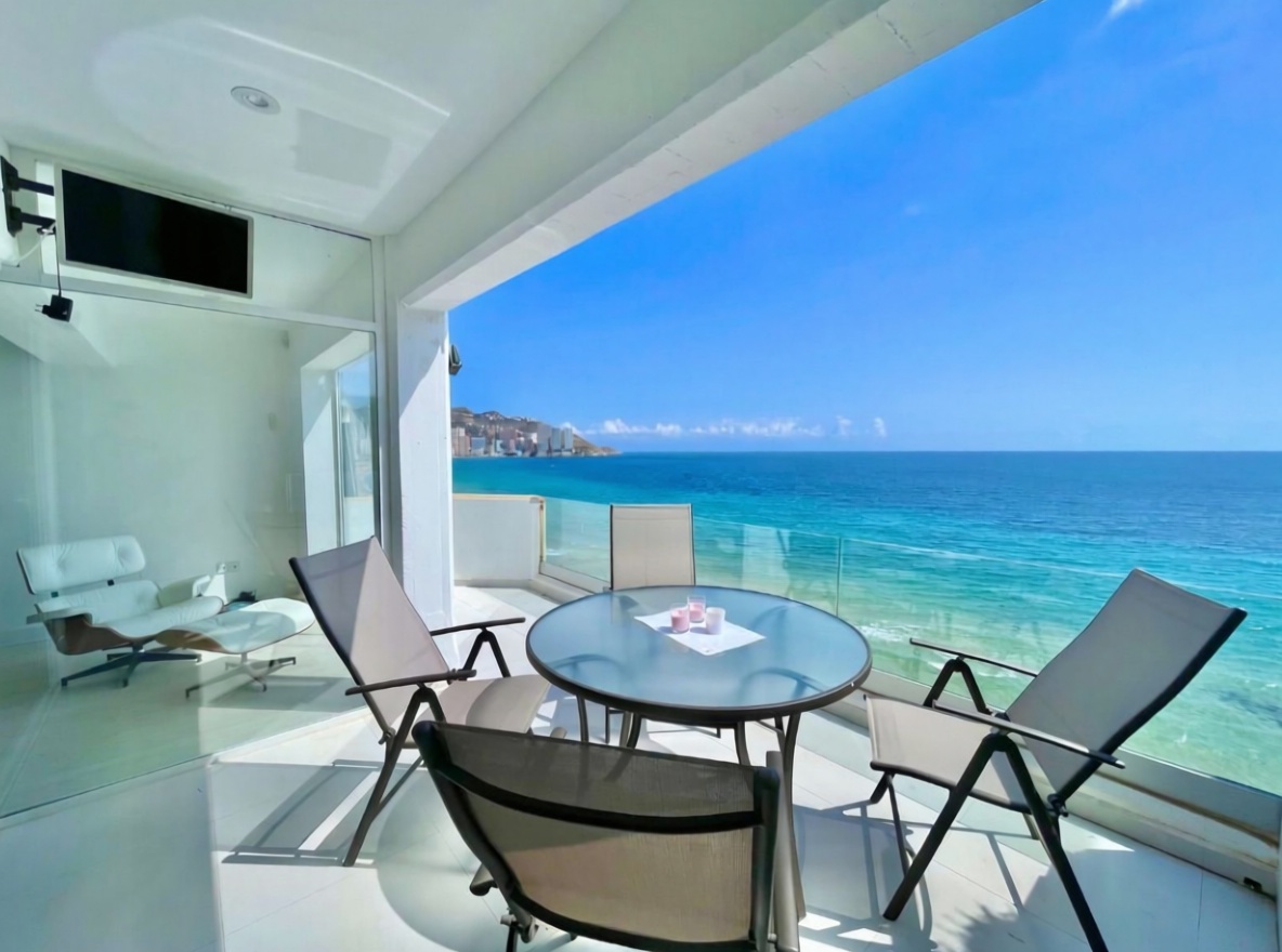 Piso en primera línea de playa en Benidorm — Terraza mar