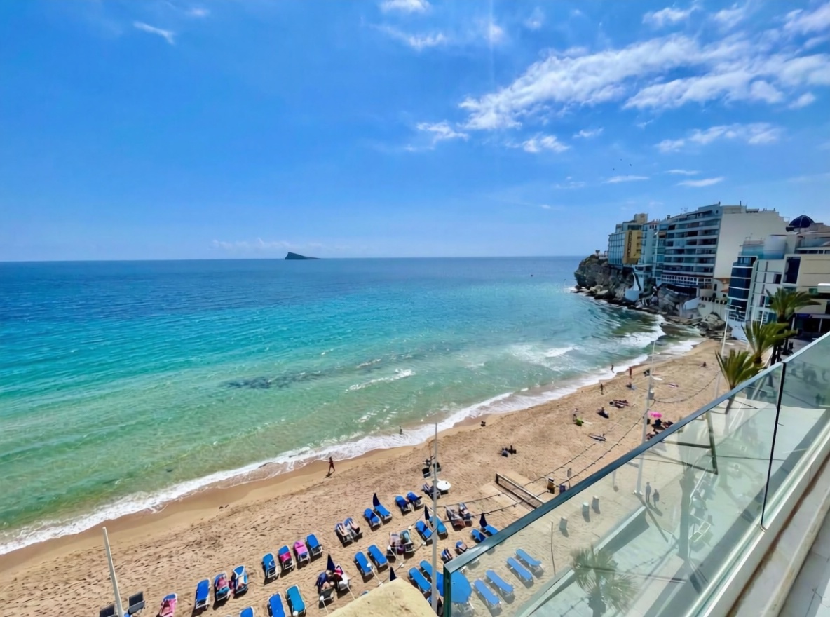Piso en primera línea de playa en Benidorm — Vista mar