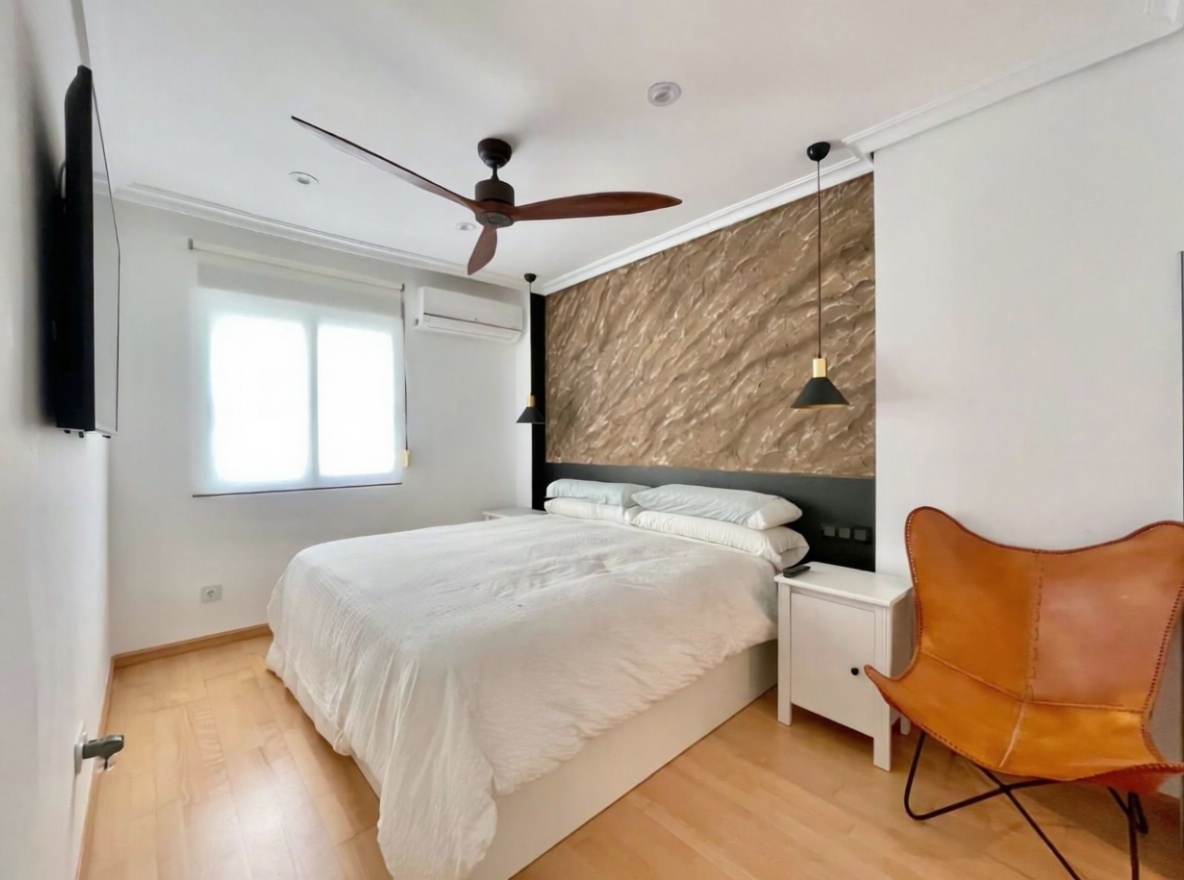 Piso en primera línea de playa en Benidorm — Dormitorio