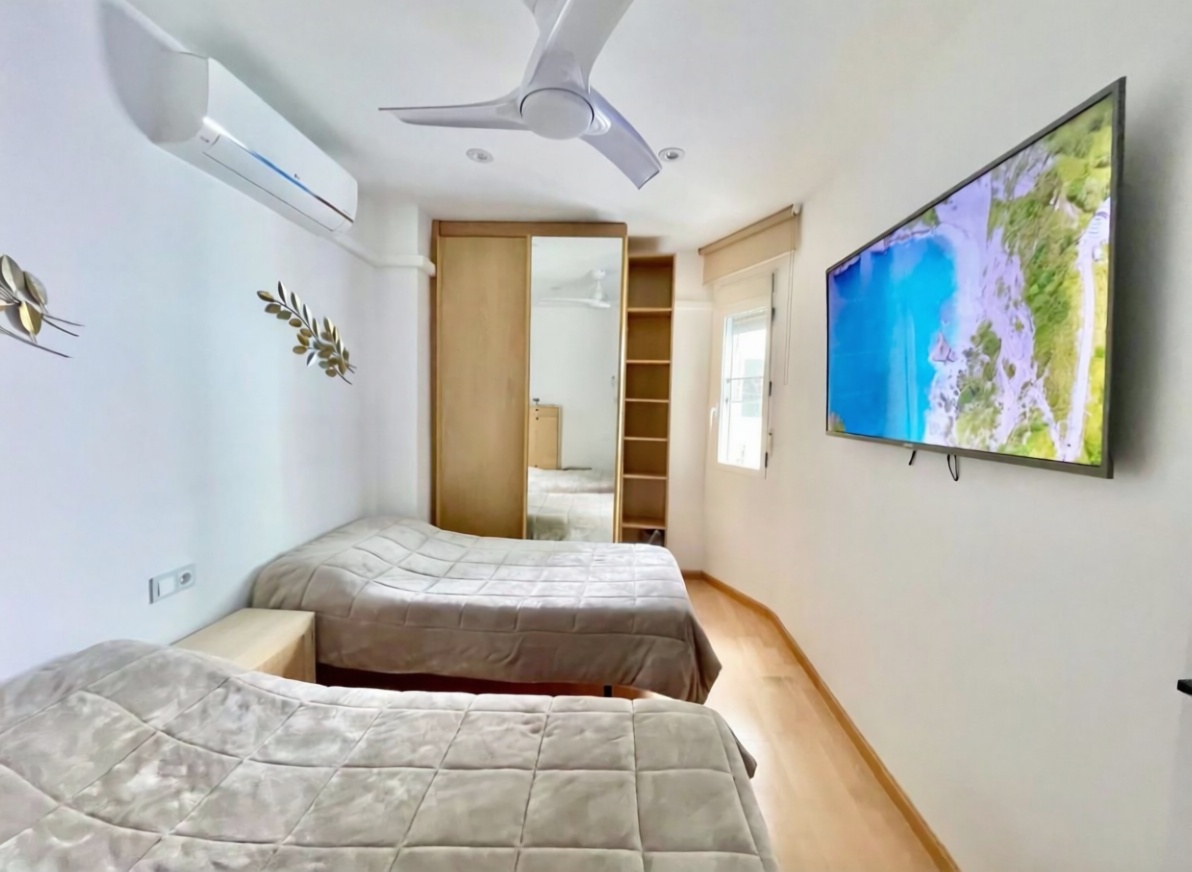 Piso en primera línea de playa en Benidorm — Dormitorio