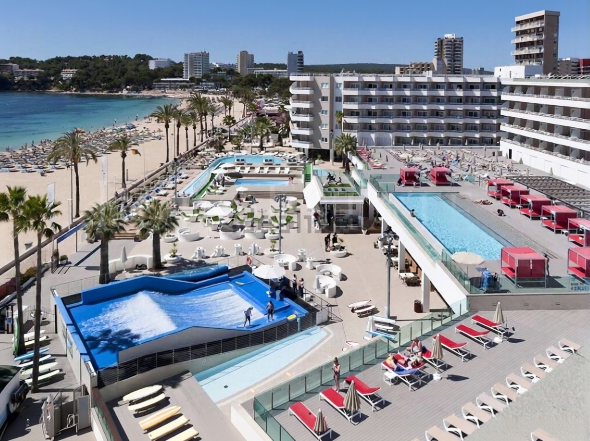 Beachfront flat in Calvià — Aerial
