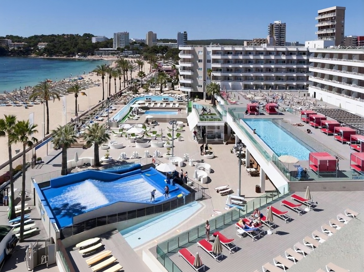 Beachfront flat in Calvià — Aerial