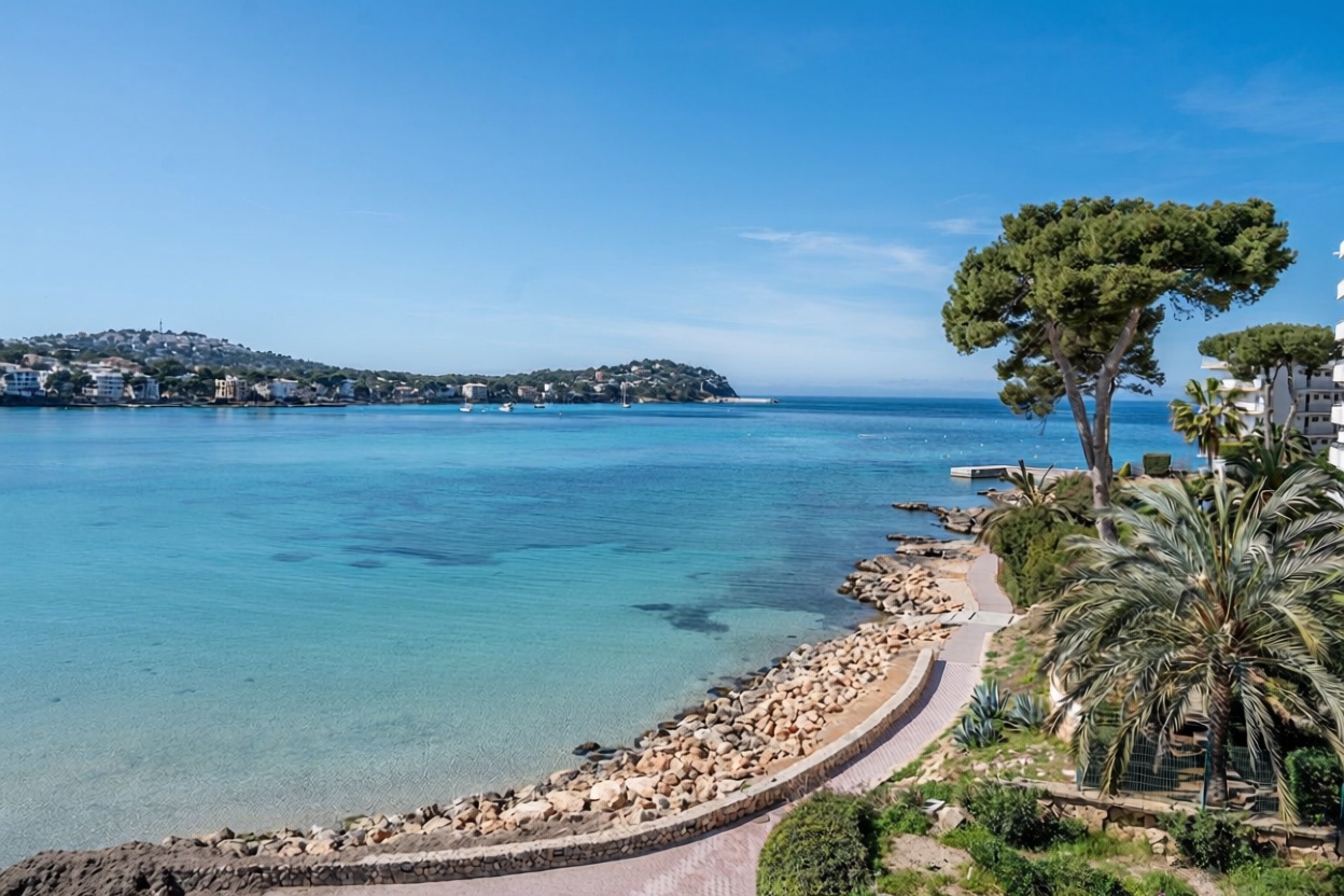 Piso en venta en primera línea de playa en Calvià — Vista mar