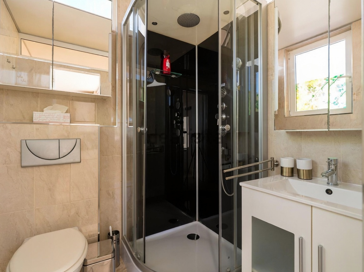 Chalet à vendre avec accès direct à la plage à San Bartolomé de Tirajana — Sanitaires