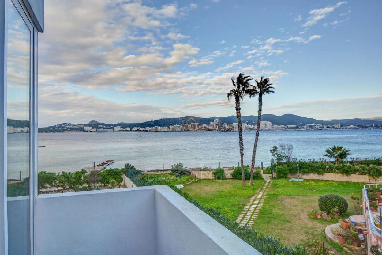 Piso en venta en primera línea de playa en Sant Josep de sa Talaia