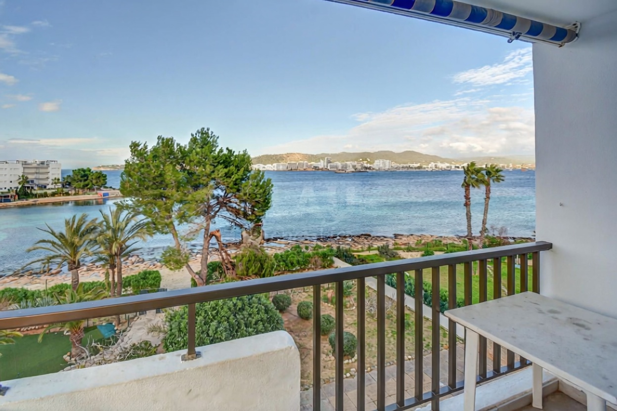 Grenier aménagé à vendre en première ligne de mer à Sant Josep de sa Talaia — Terrasse mer