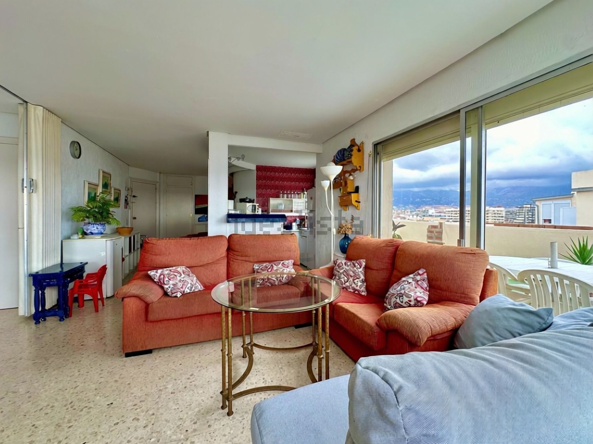Attic for sale seafront in Fuengirola — Living room