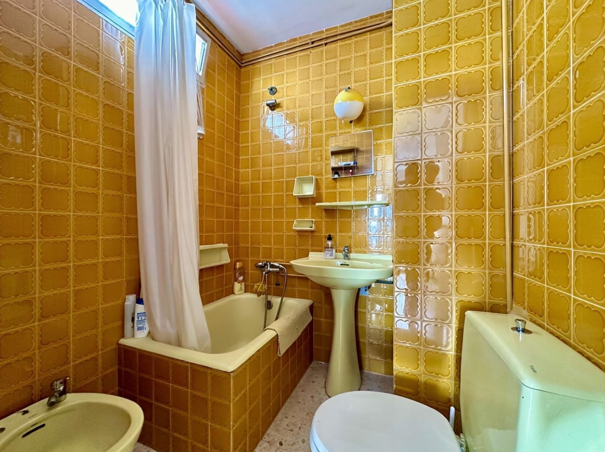 Attic for sale seafront in Fuengirola — Bathroom