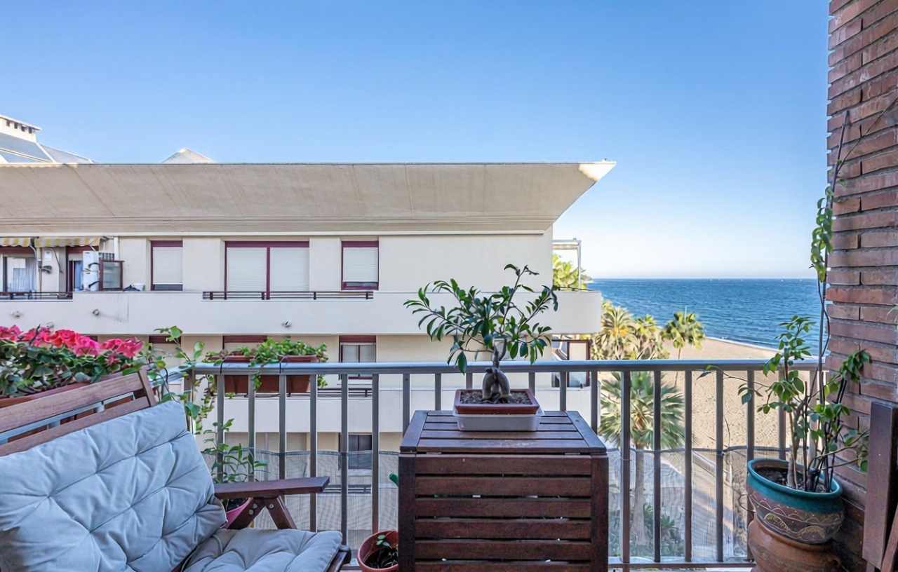 Piso en venta en primera línea de playa en Estepona