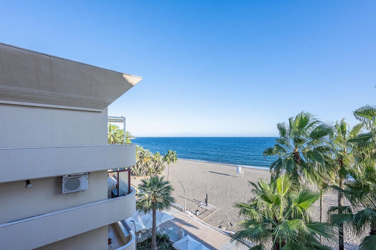 Appartement à vendre pieds dans l'eau à Estepona — Vue mer