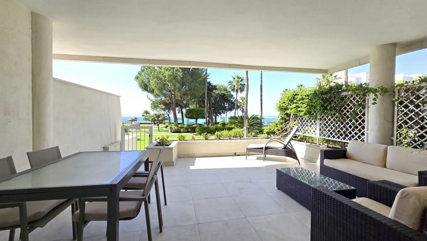 Piso en primera línea de playa en Estepona — Terraza mar