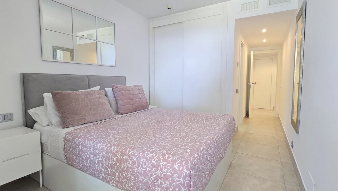 Piso en primera línea de playa en Estepona — Dormitorio
