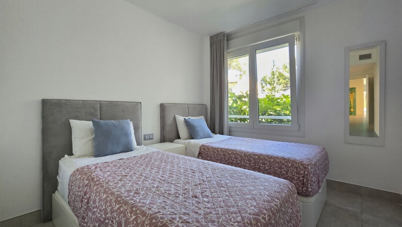Piso en primera línea de playa en Estepona — Dormitorio