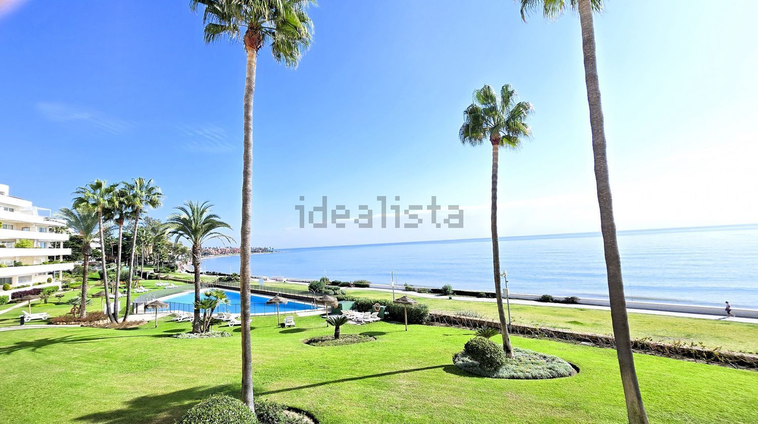 Apartamento em primeira linha de praia em Estepona — Vista mar