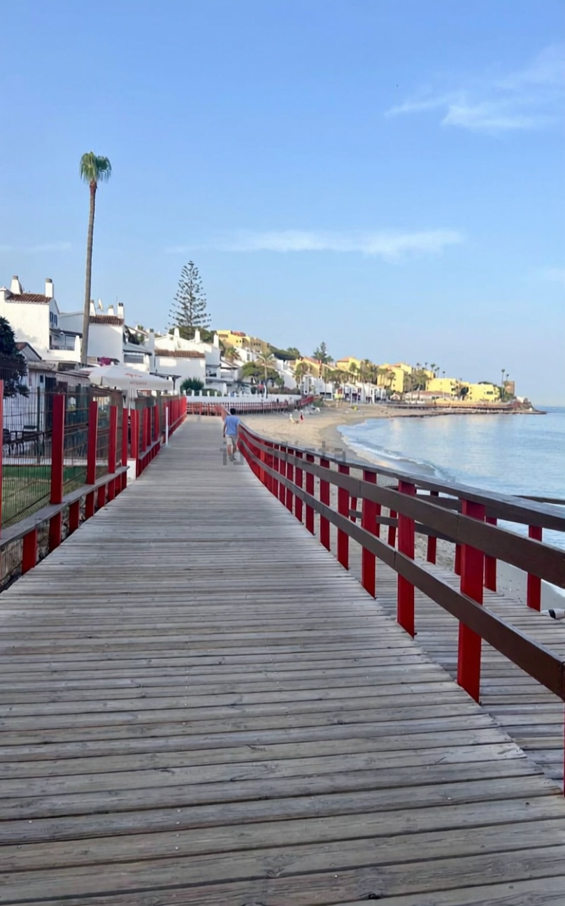 Piso en venta en primera línea de playa en Mijas