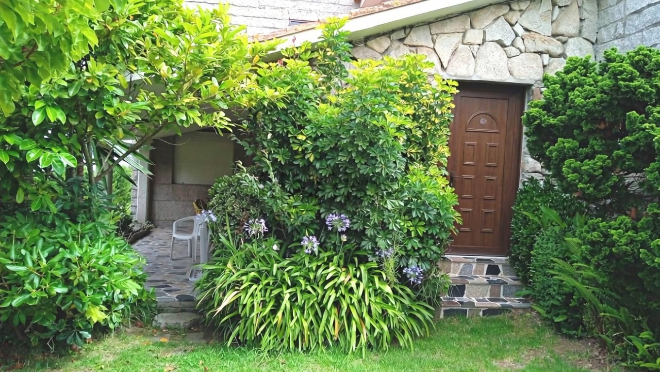 Chalet à vendre avec accès direct à la plage à Vigo — Jardin