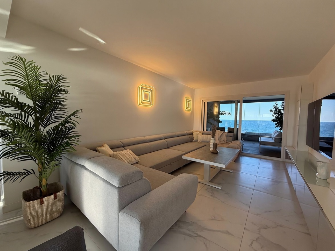 Beachfront flat in Orihuela — Living room