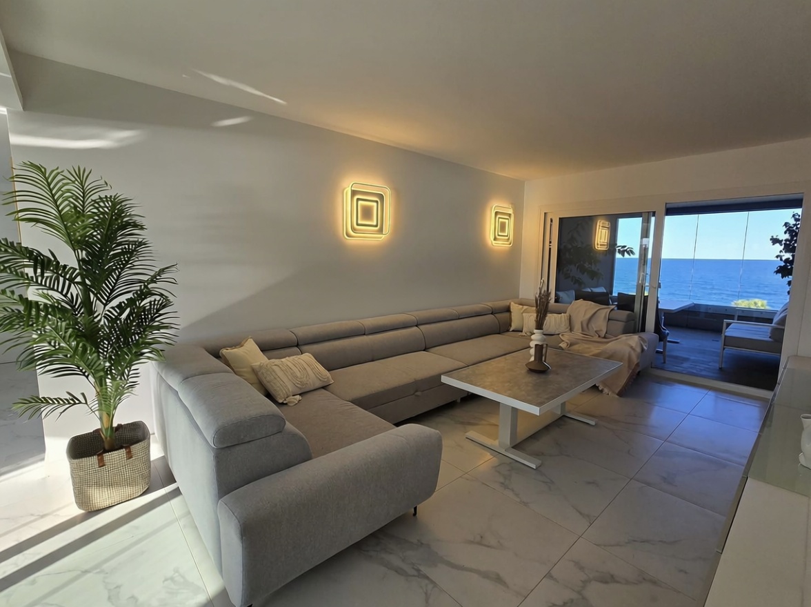 Beachfront flat in Orihuela — Living room