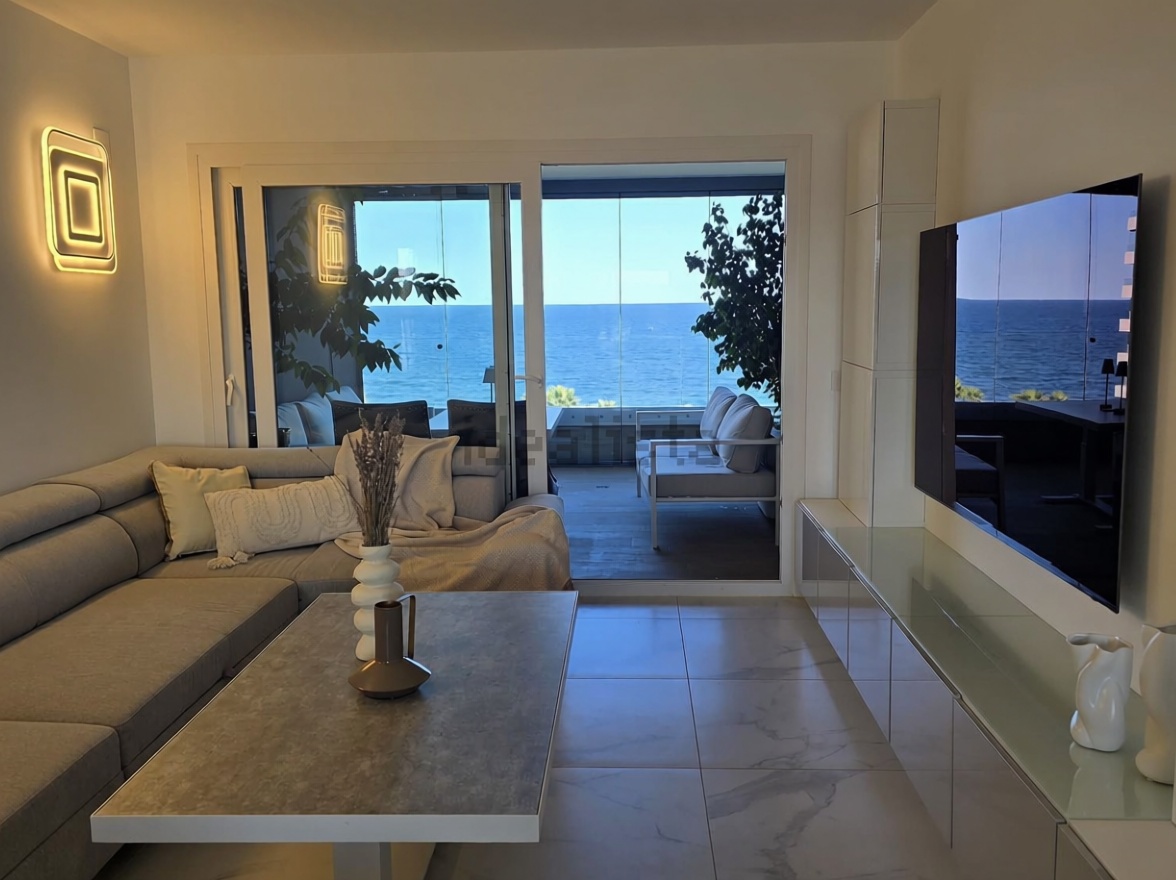 Beachfront flat in Orihuela — Living room
