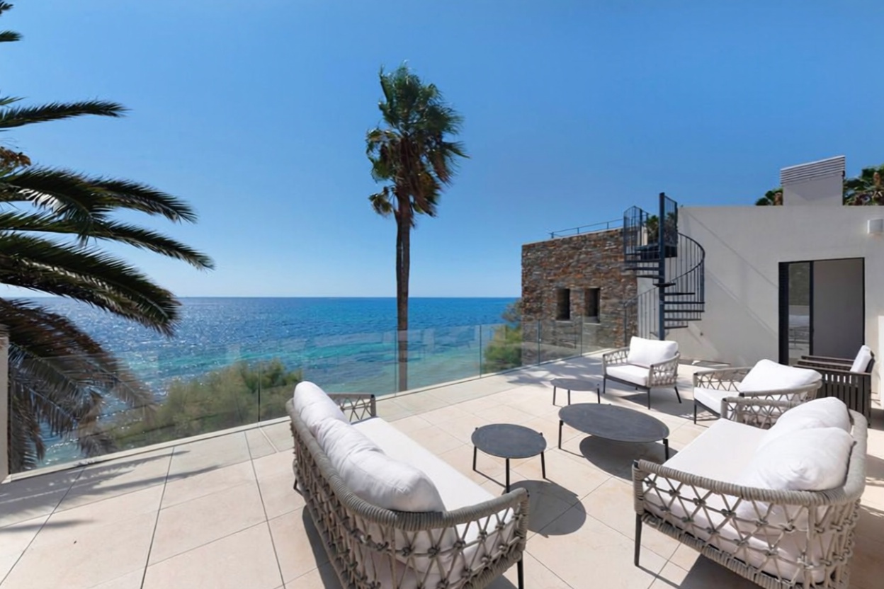 Шале на продажу с прямым выходом на пляж в Mallorca, Balears (Illes) — Морская терраса