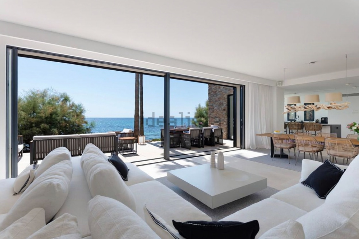 Шале на продажу с прямым выходом на пляж в Mallorca, Balears (Illes) — Гостиная