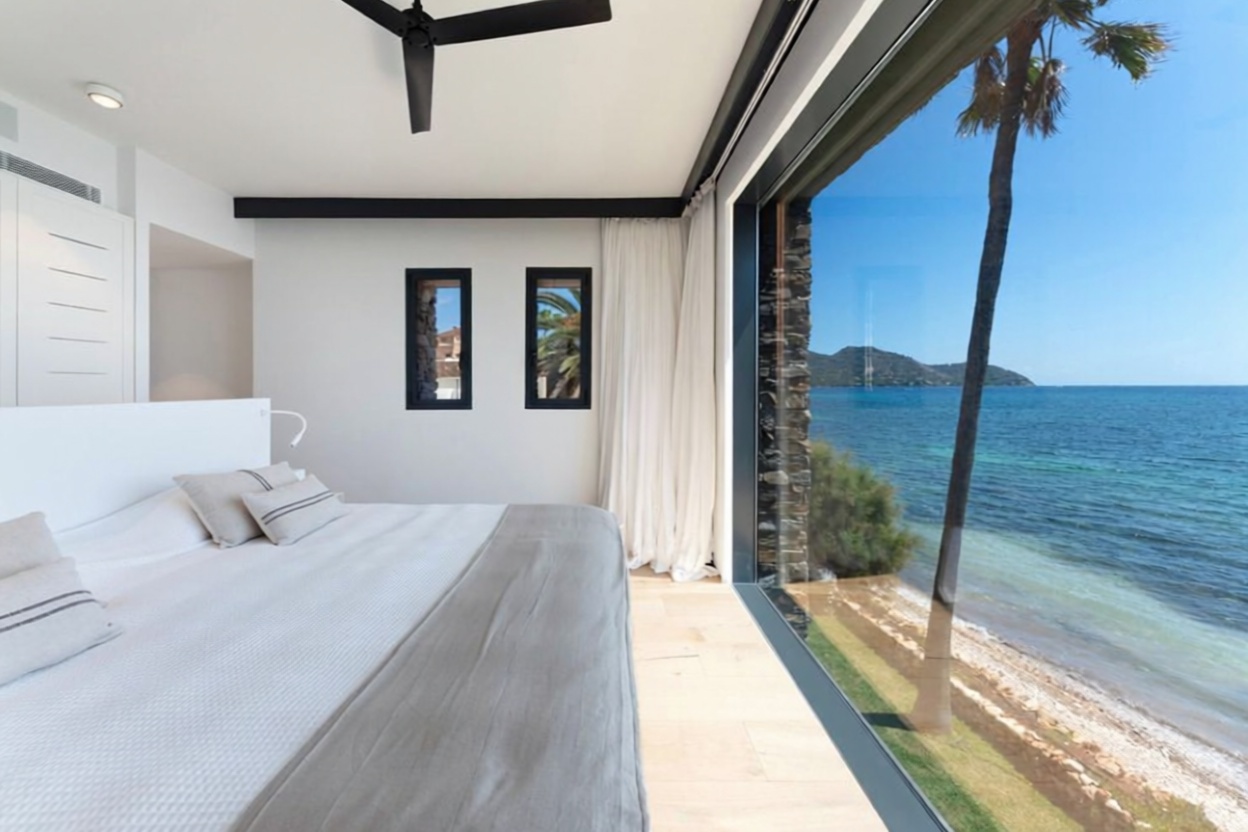 Шале на продажу с прямым выходом на пляж в Mallorca, Balears (Illes) — Спальня
