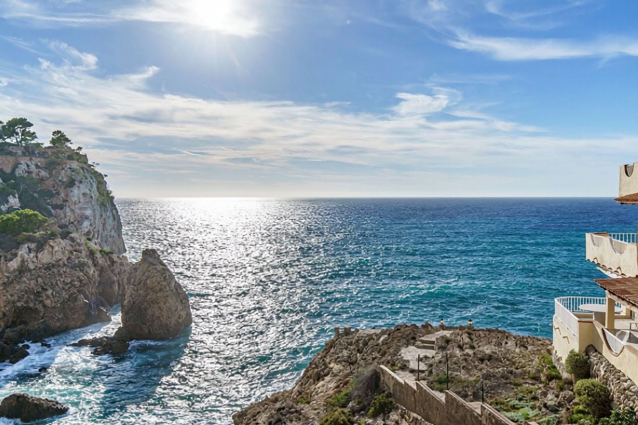 Beachfront flat in Calvià — Sea view