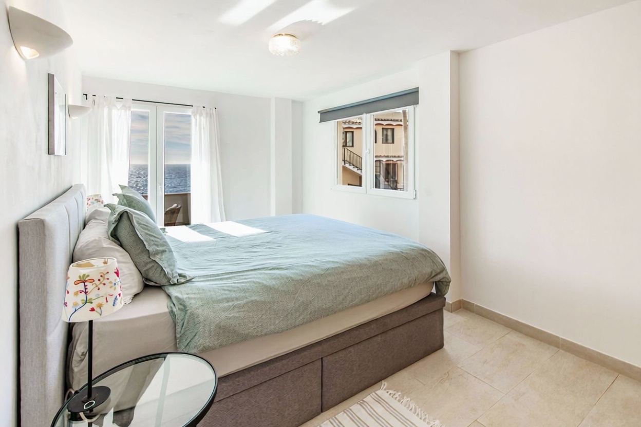 Beachfront flat in Calvià — Bedroom