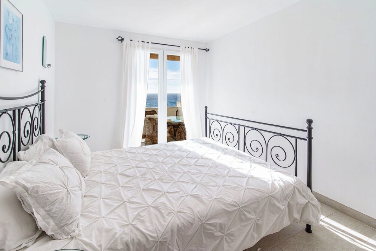 Beachfront flat in Calvià — Bedroom