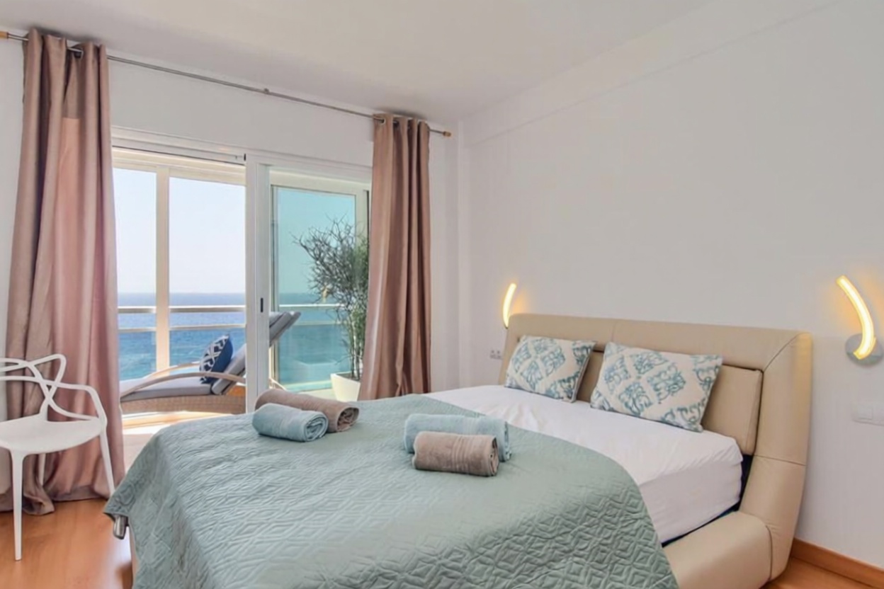 Ático à venda em primeira linha de mar em Moraira