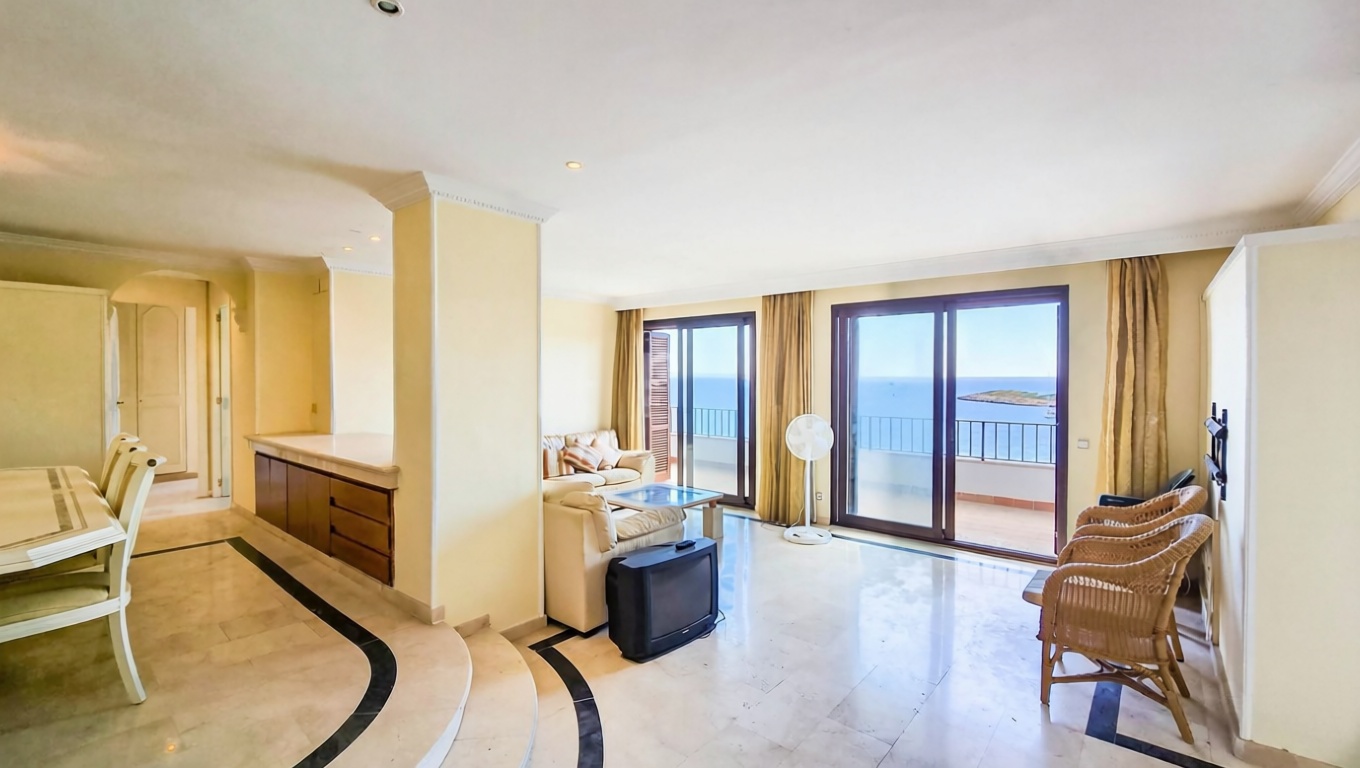 Piso en venta en primera línea de playa en Calvià — Salón