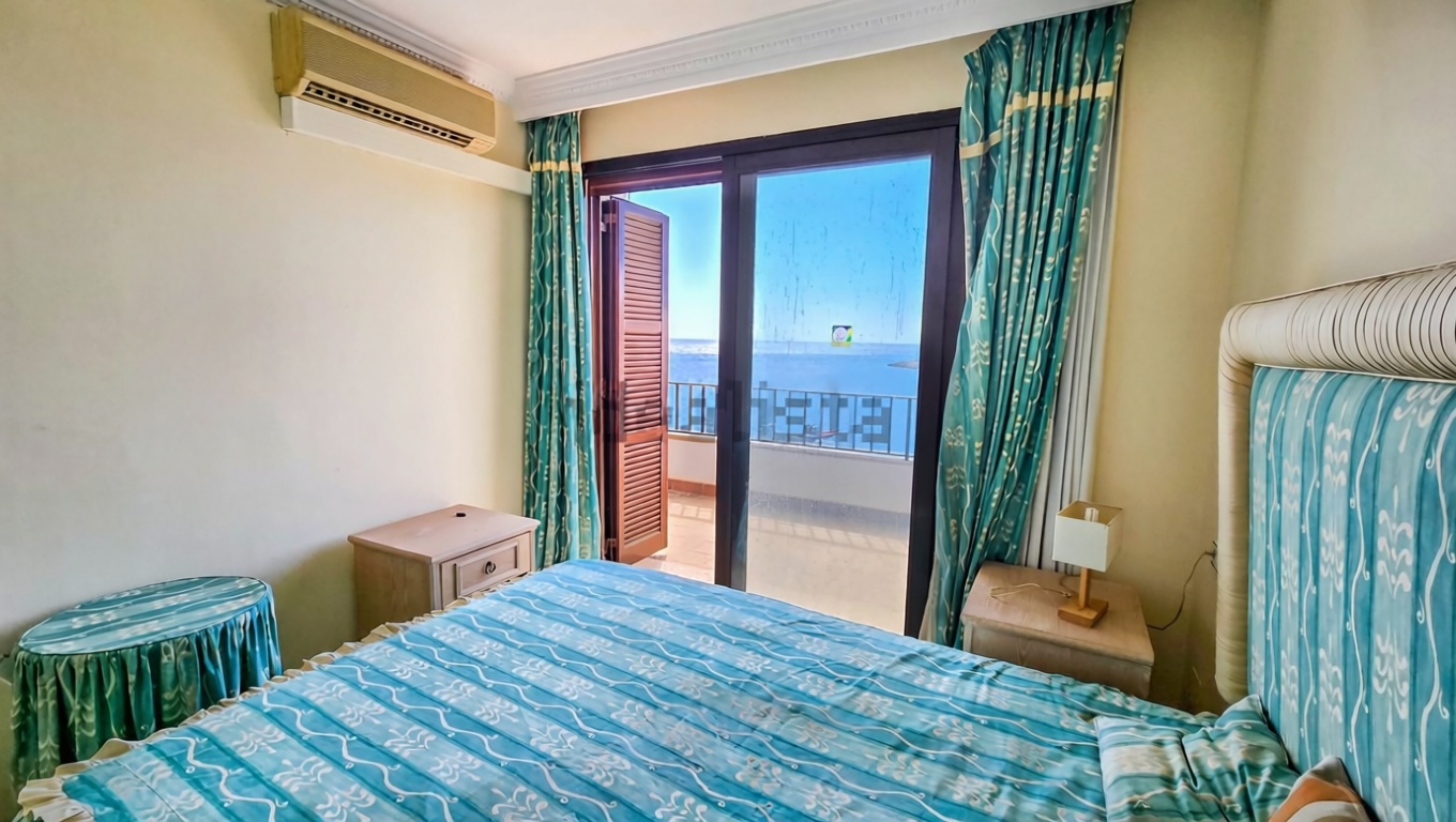 Piso en venta en primera línea de playa en Calvià — Dormitorio