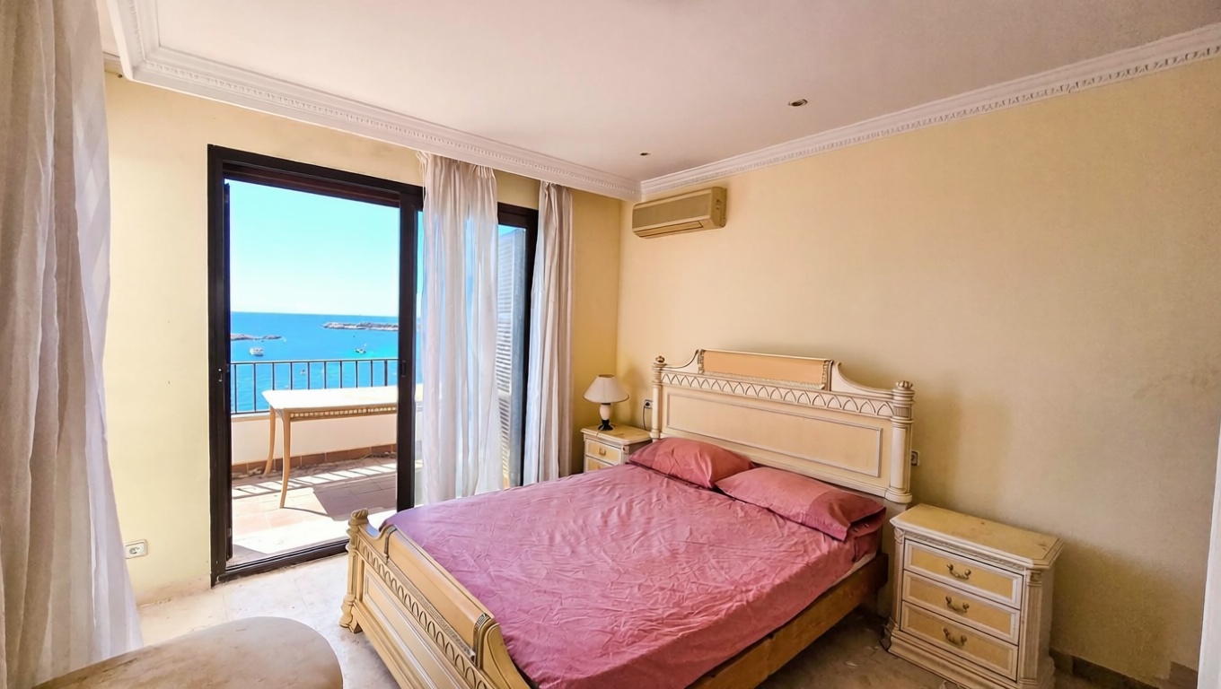 Piso en venta en primera línea de playa en Calvià — Dormitorio