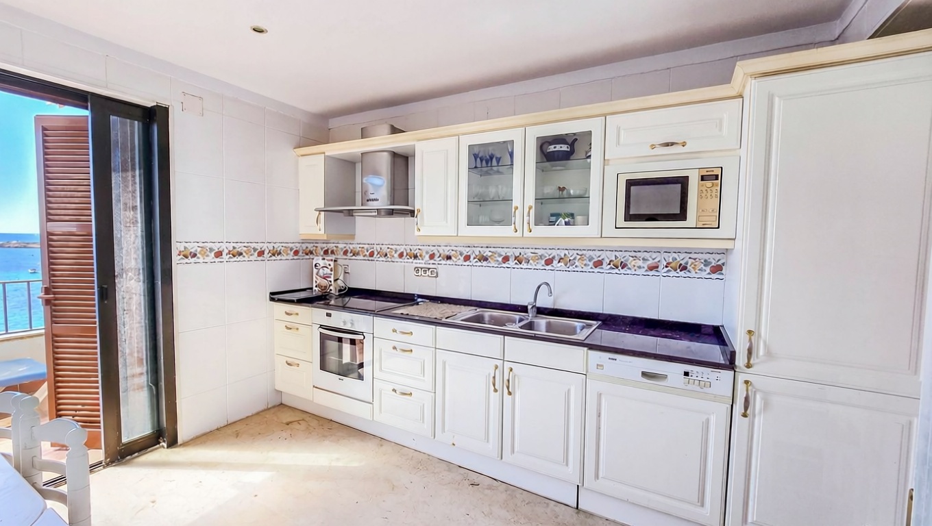 Piso en venta en primera línea de playa en Calvià — Cocina