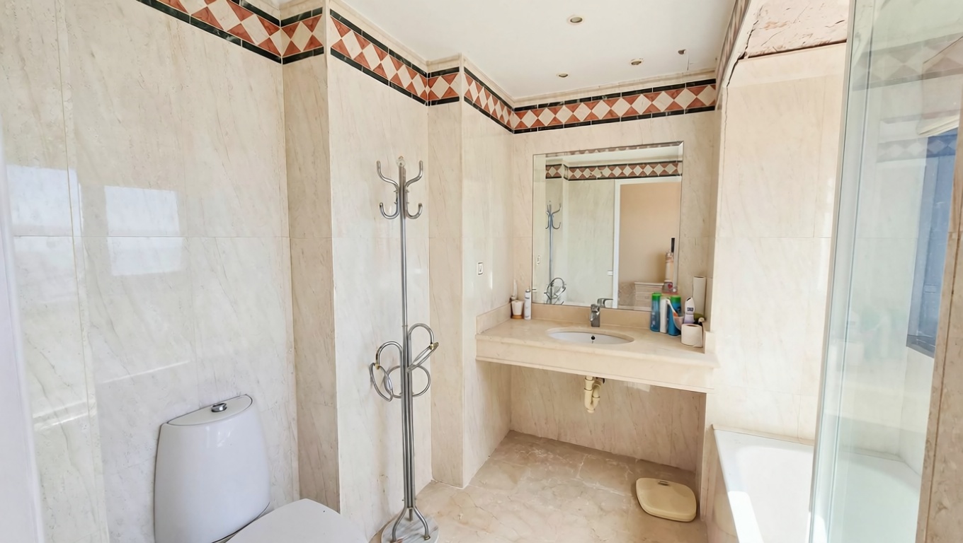 Piso en venta en primera línea de playa en Calvià — Baño