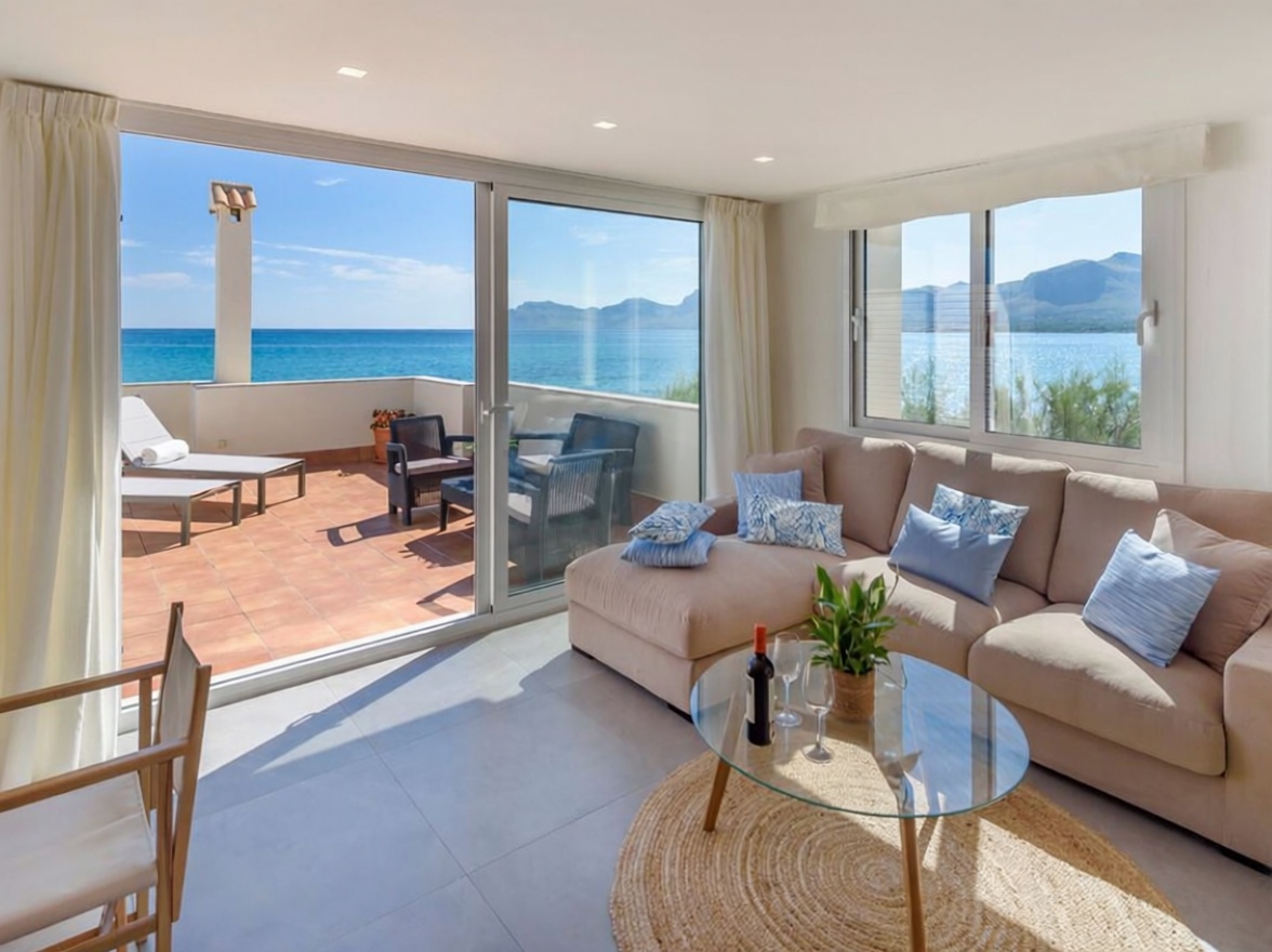 Ático en venta en primera línea de mar en Santa Margalida — Salón