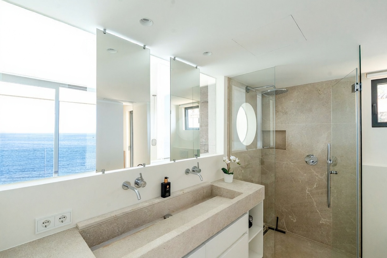 Ático à venda em primeira linha de mar em Calvià — Casa banho