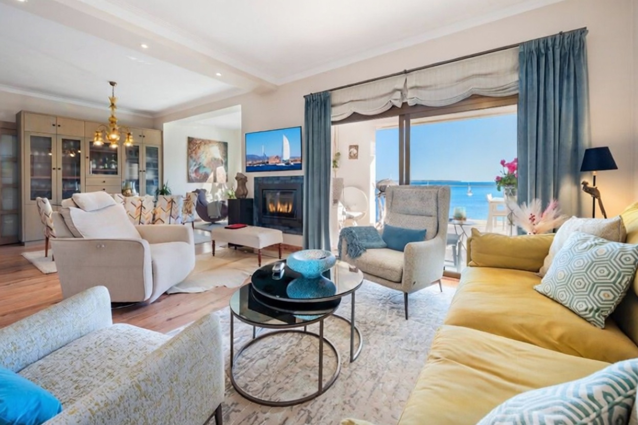 Ático en venta en primera línea de mar en Calvià — Salón