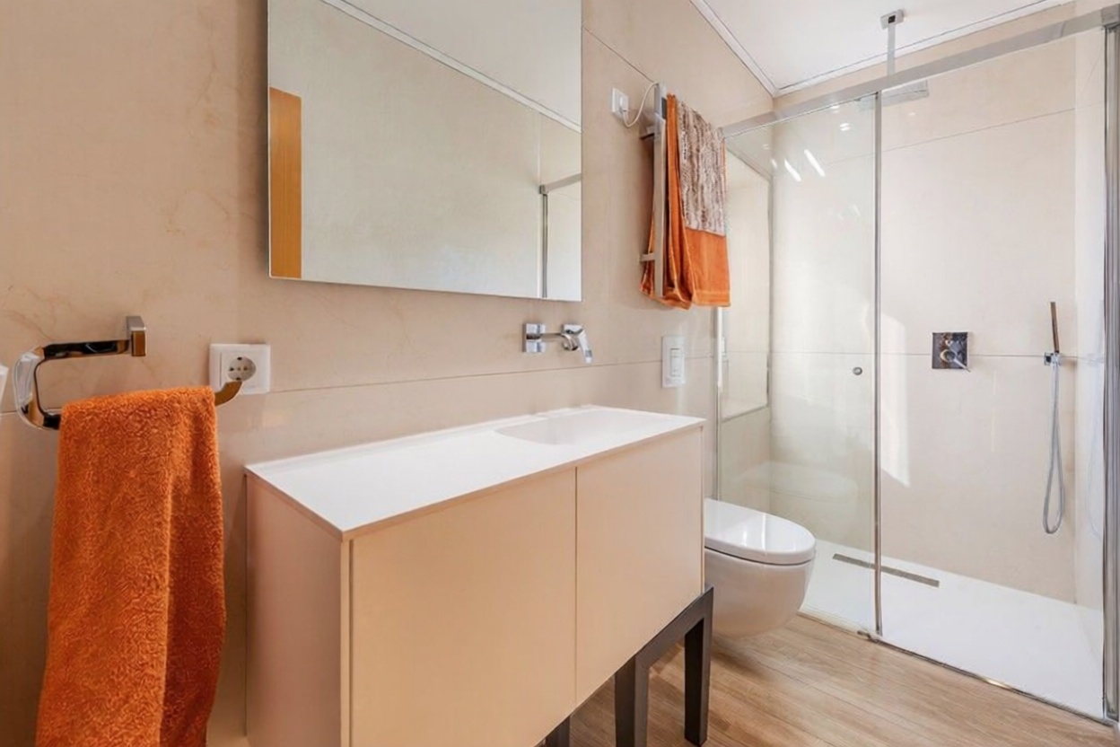 Ático en venta en primera línea de mar en Calvià — Baño