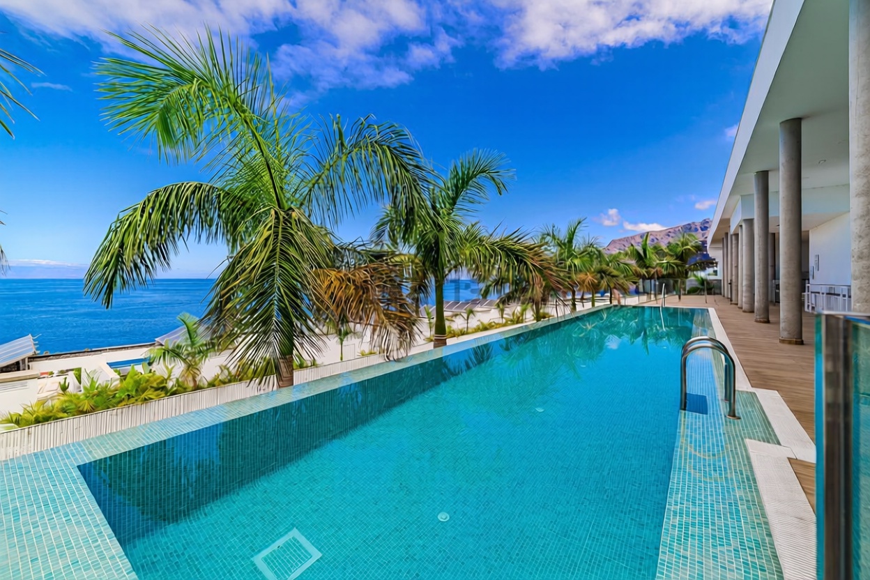 Ático en venta en primera línea de mar en Santiago del Teide — Piscina