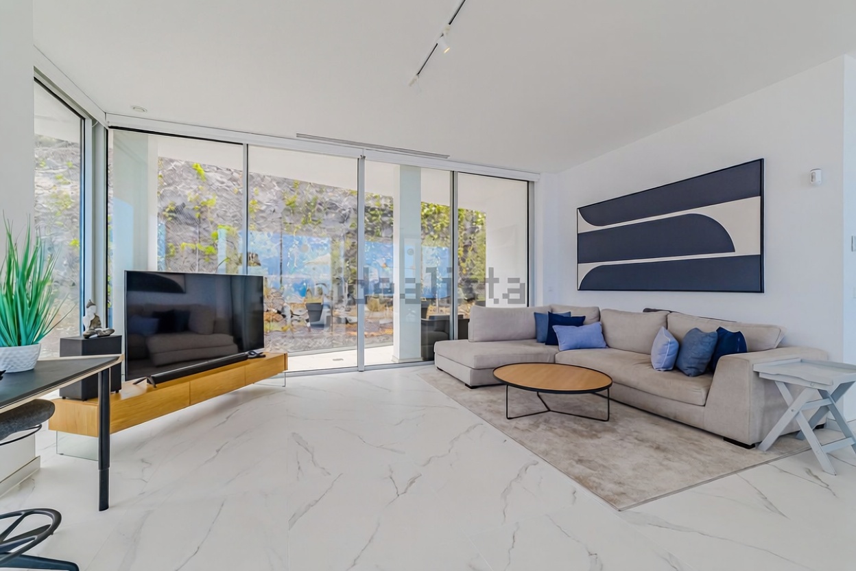 Ático en venta en primera línea de mar en Santiago del Teide — Salón