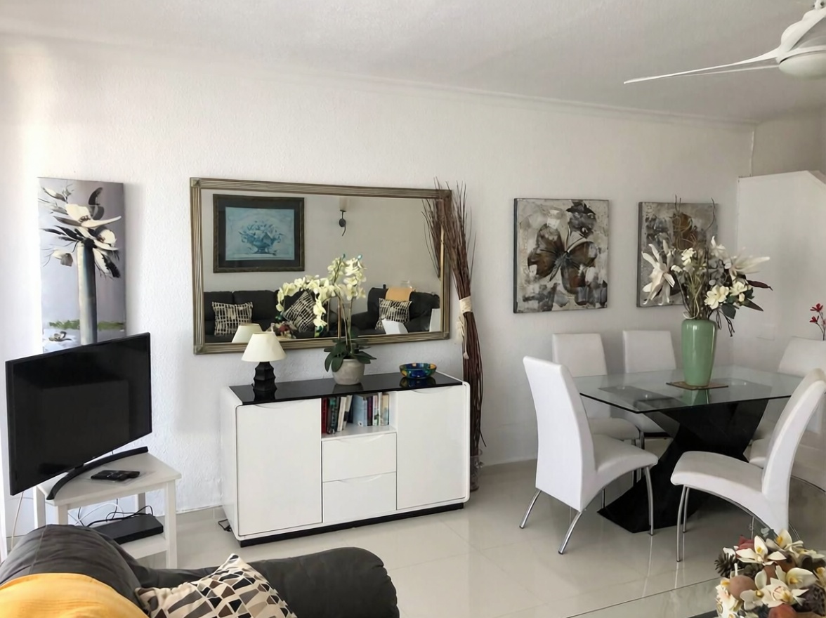 Chalet zum Verkauf mit direktem Strandzugang in Playa las Américas — Wohnzimmer