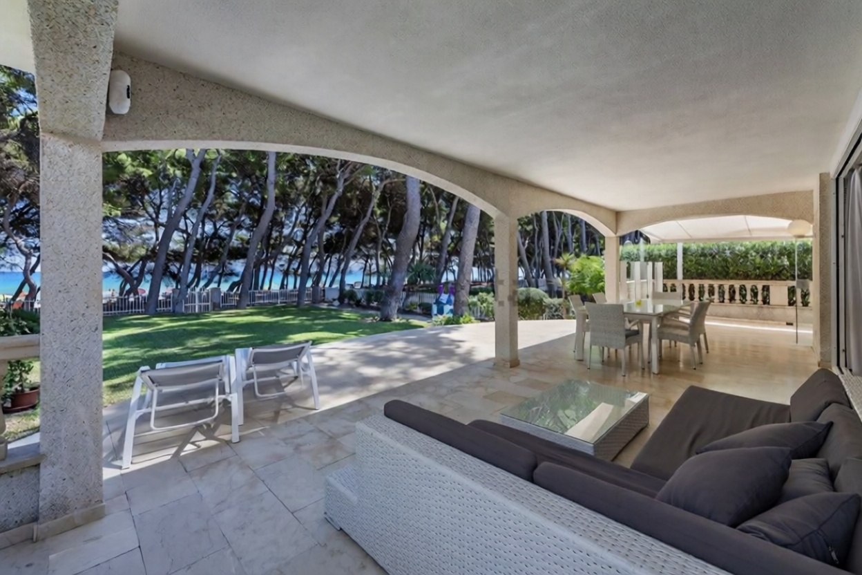 Chalet zum Verkauf mit direktem Strandzugang in Alcúdia — Meerterrasse